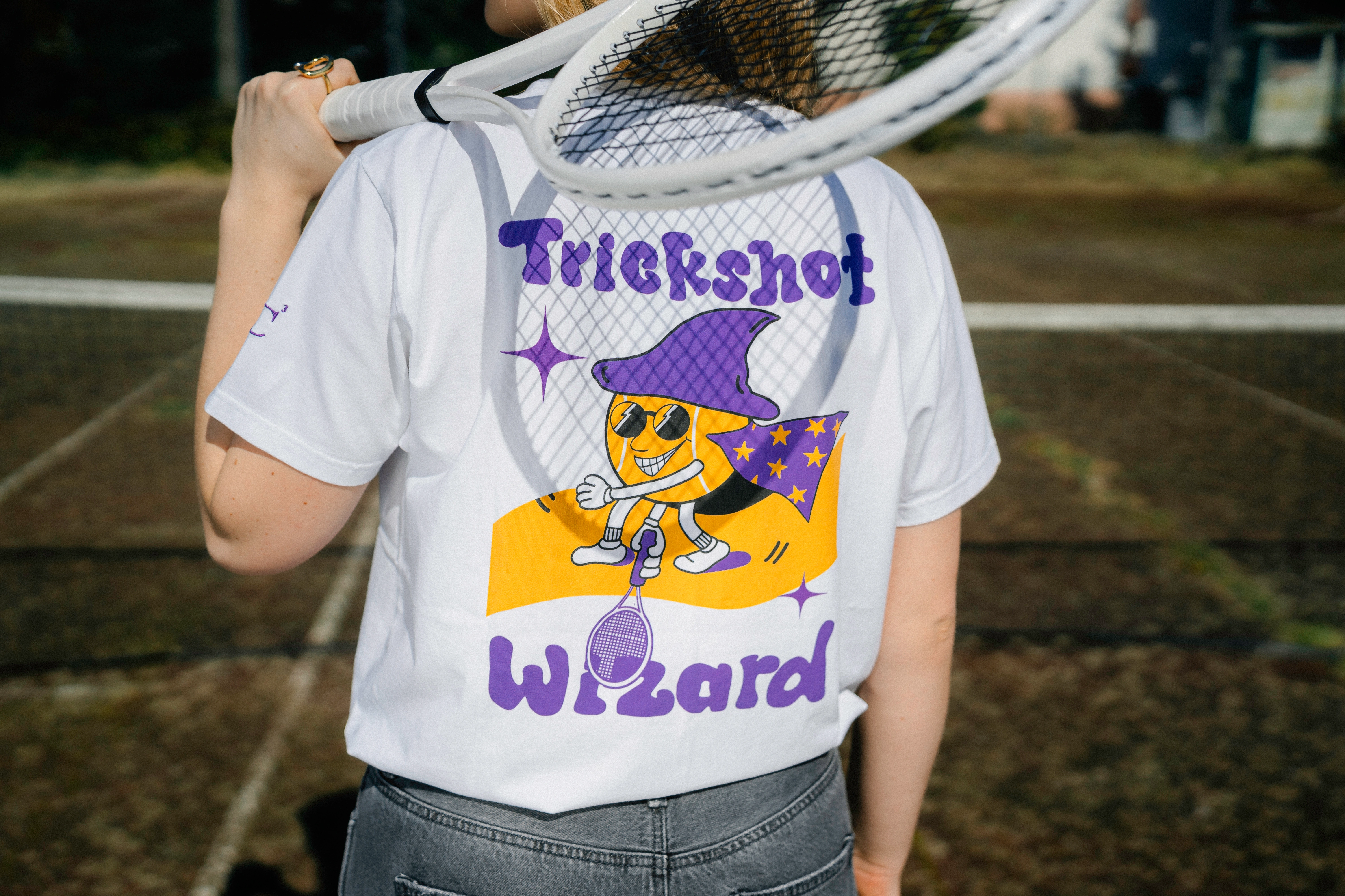 Trickshot Wizard Rückendesign mit Tennisschläger im Vordergrund