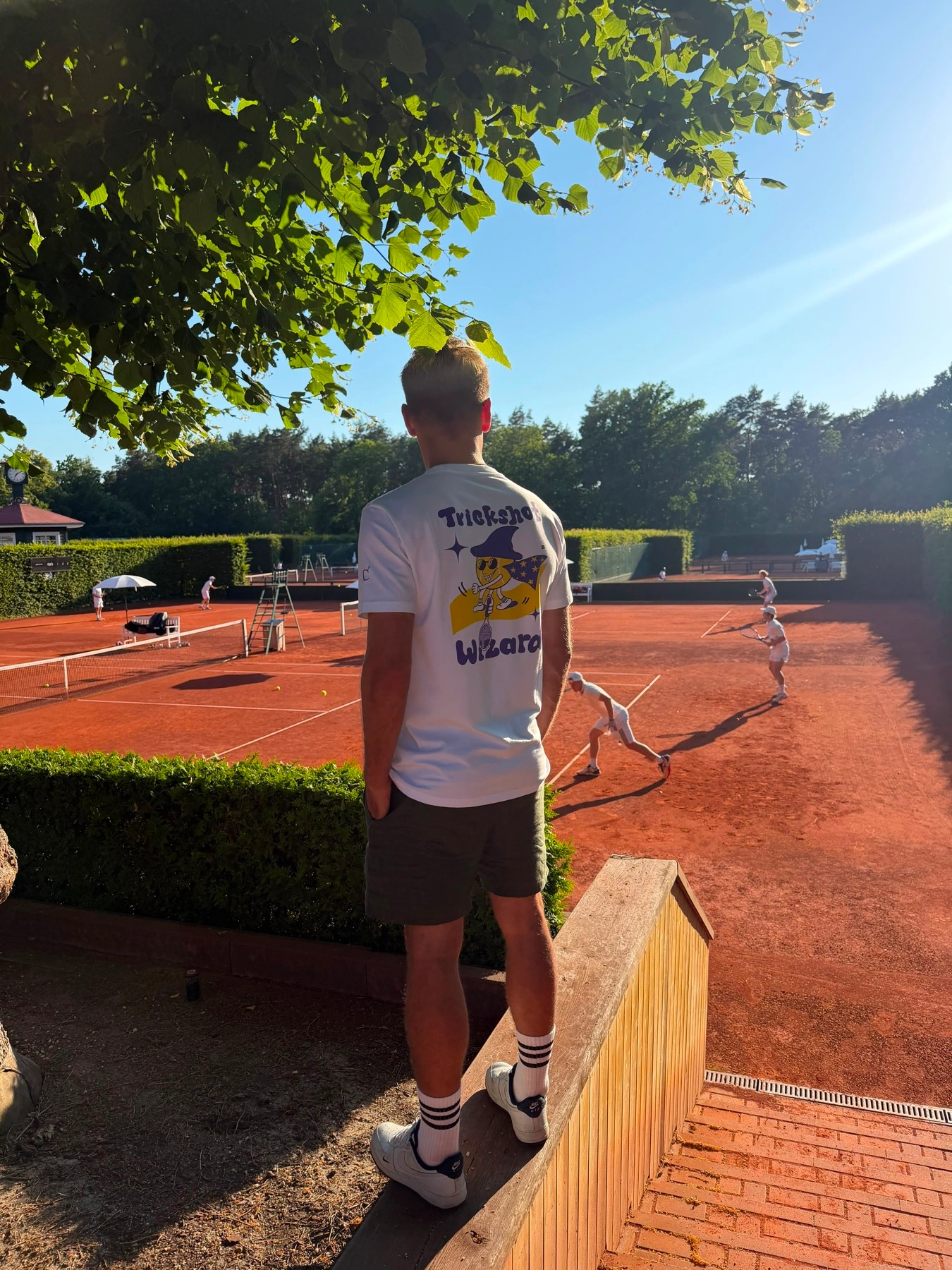 Close Call Shirt bei einem Match auf einem Sandplatz