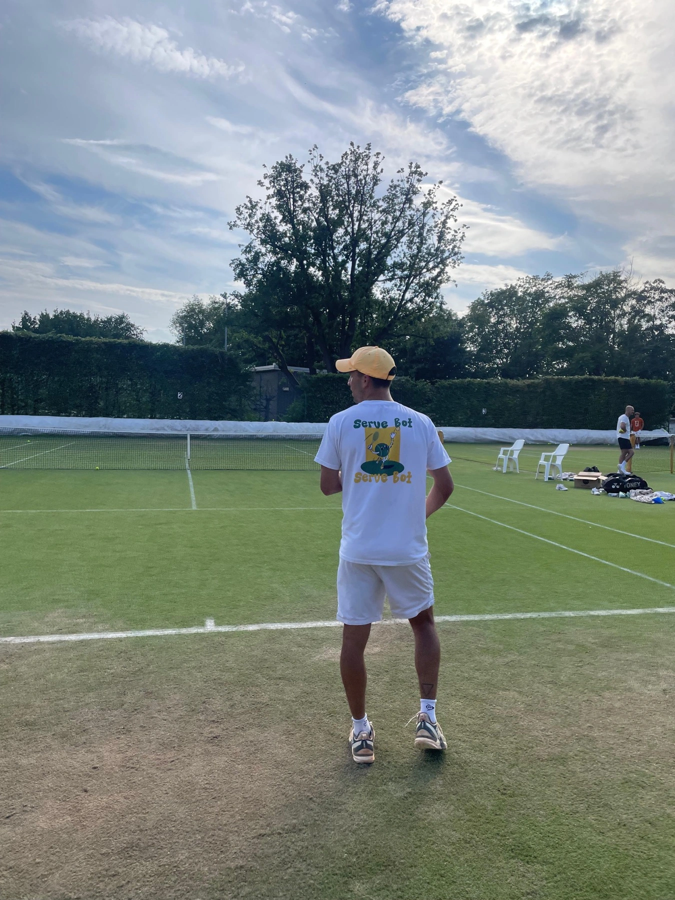 Close Call Shirt auf einem Tennisplatz im Alltag