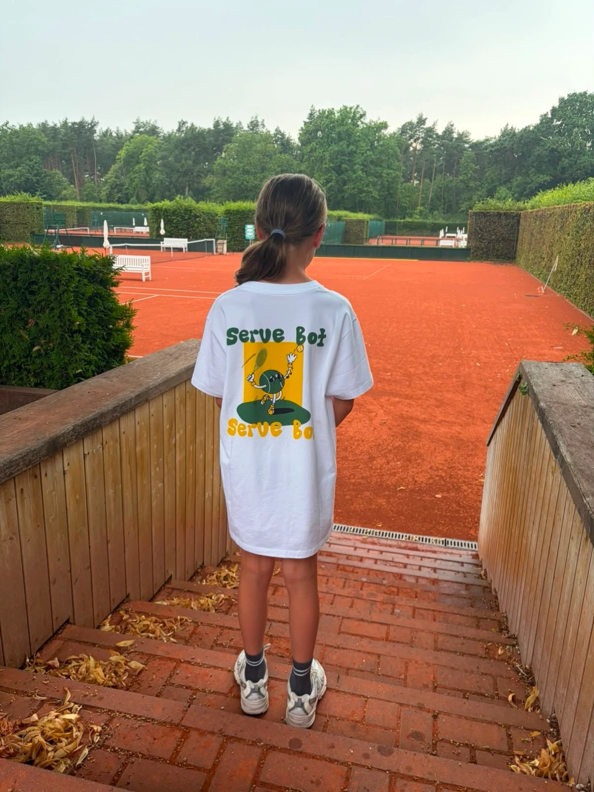 Serve Bot Shirt an einem Clubcourt