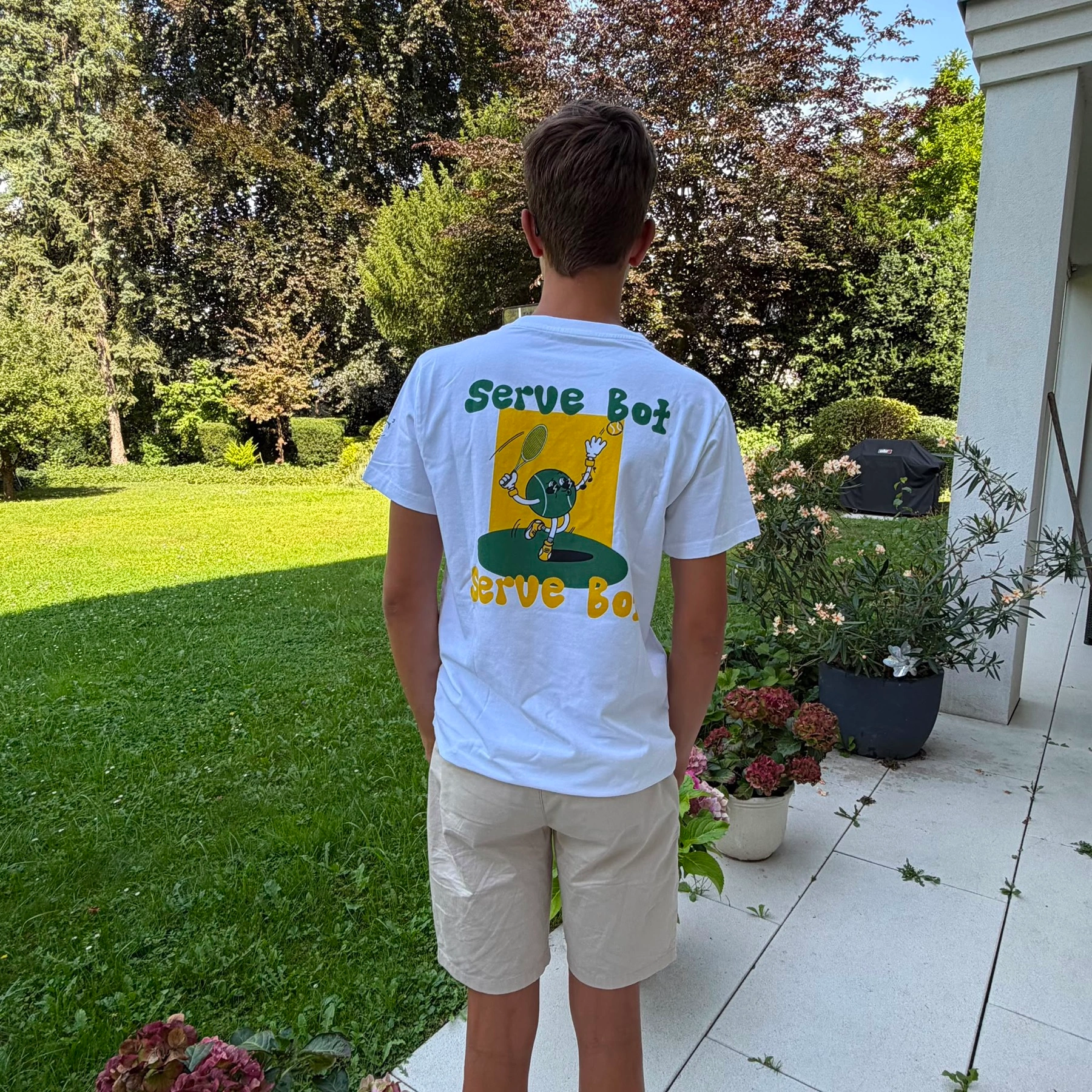 Serve Bot Shirt im Garten