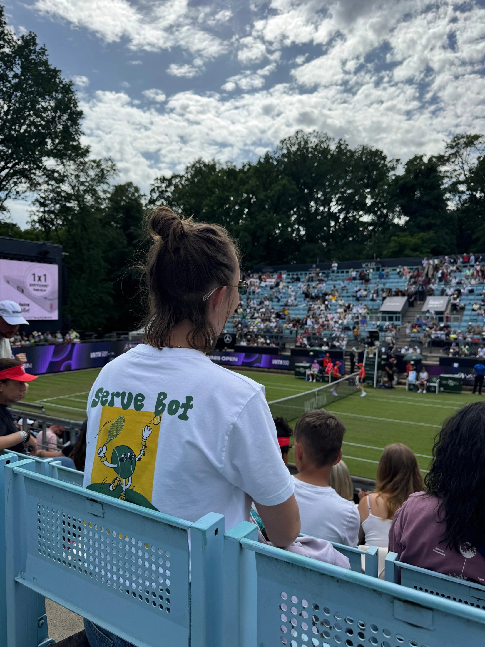 Serve Bot Shirt auf der Tribüne eines Tennisevents