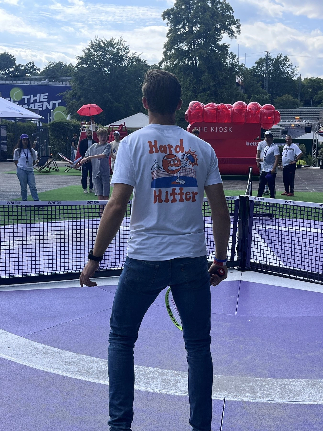 Hard Hitter Shirt an einem Eventcourt