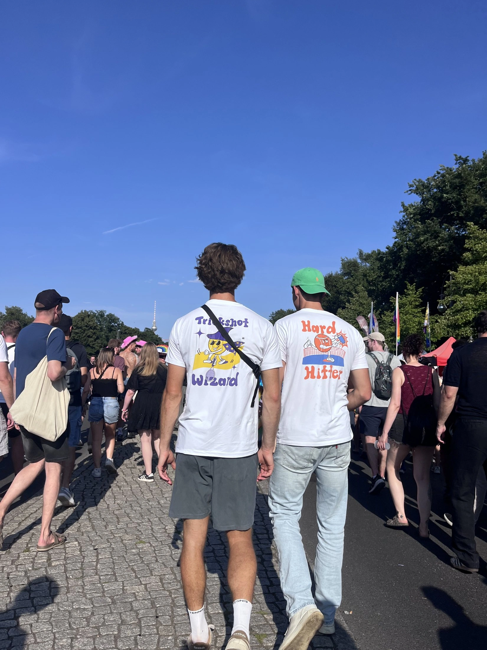 Hard Hitter und Trickshot Wizard Shirts in einer Eventmenge