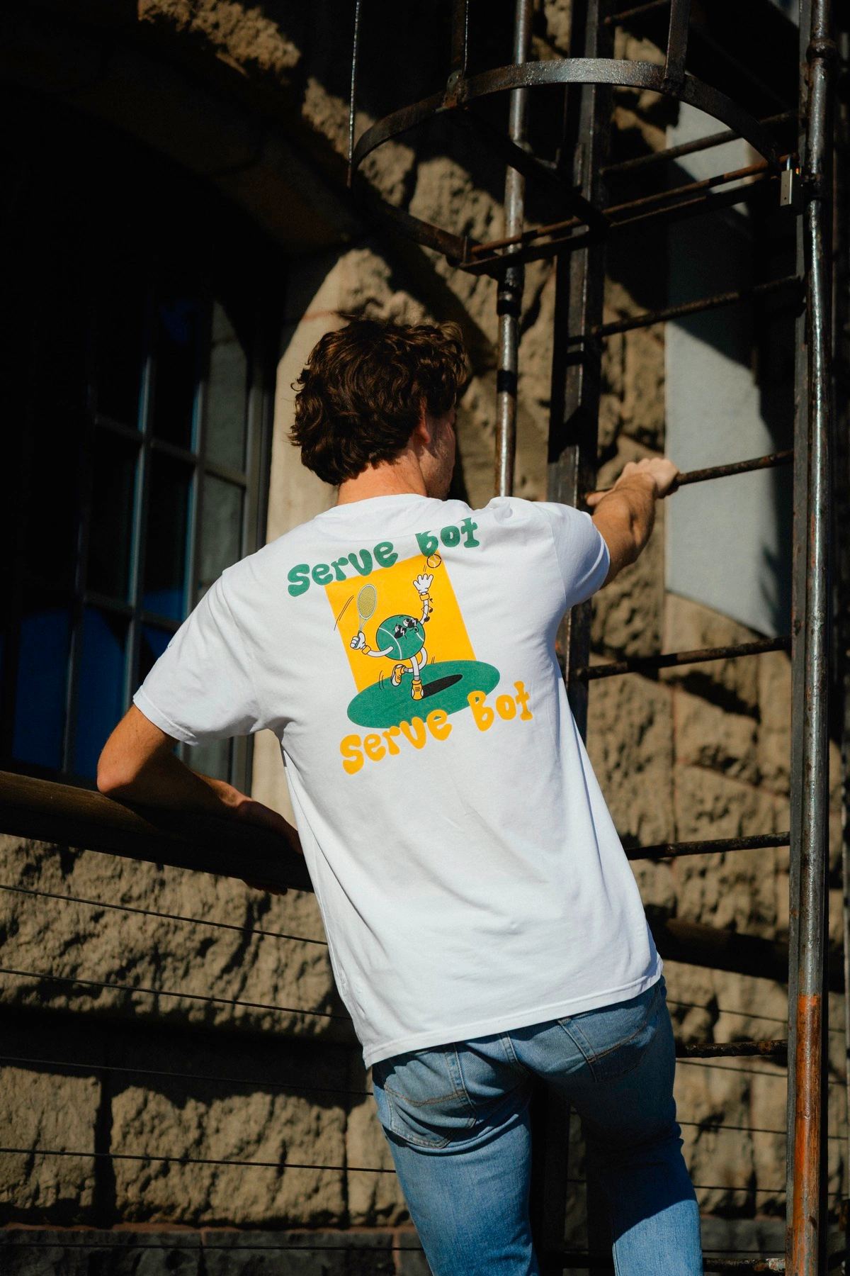 Serve Bot Shirt in einer urbanen Close Call Szene