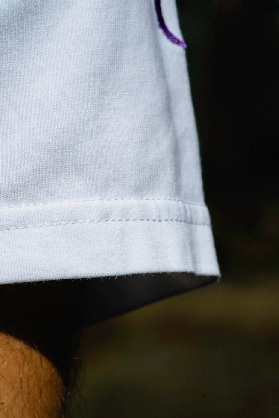 Nahaufnahme von Stoff, Saum und Naht eines Close Call Shirts