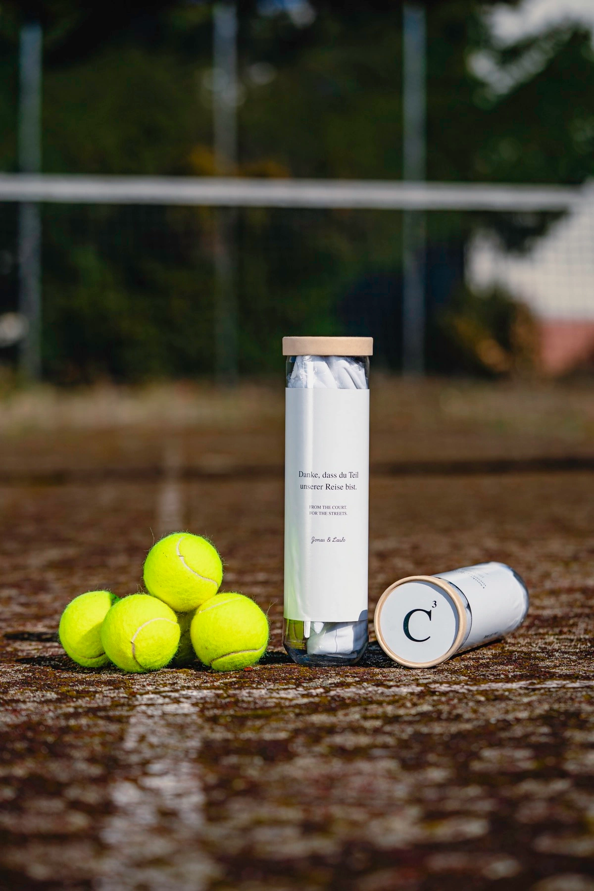 Aufbereitete Close Call Tennisballdose auf einem Tennisplatz