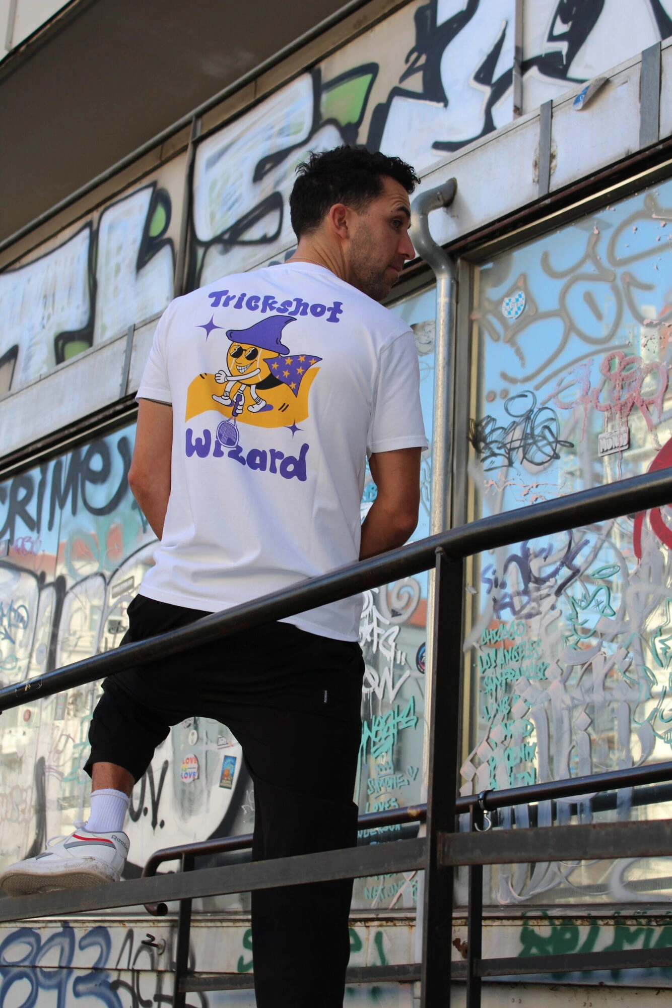 Close Call Shirt in einem urbanen Berliner Umfeld