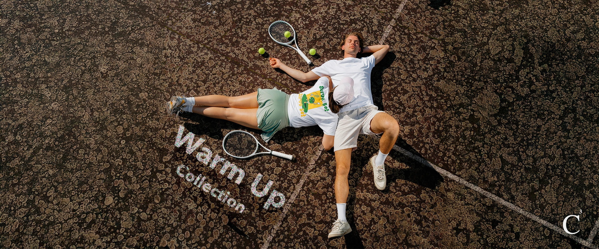 Warm Up Collection Kampagnenmotiv mit zwei Personen auf dem Court