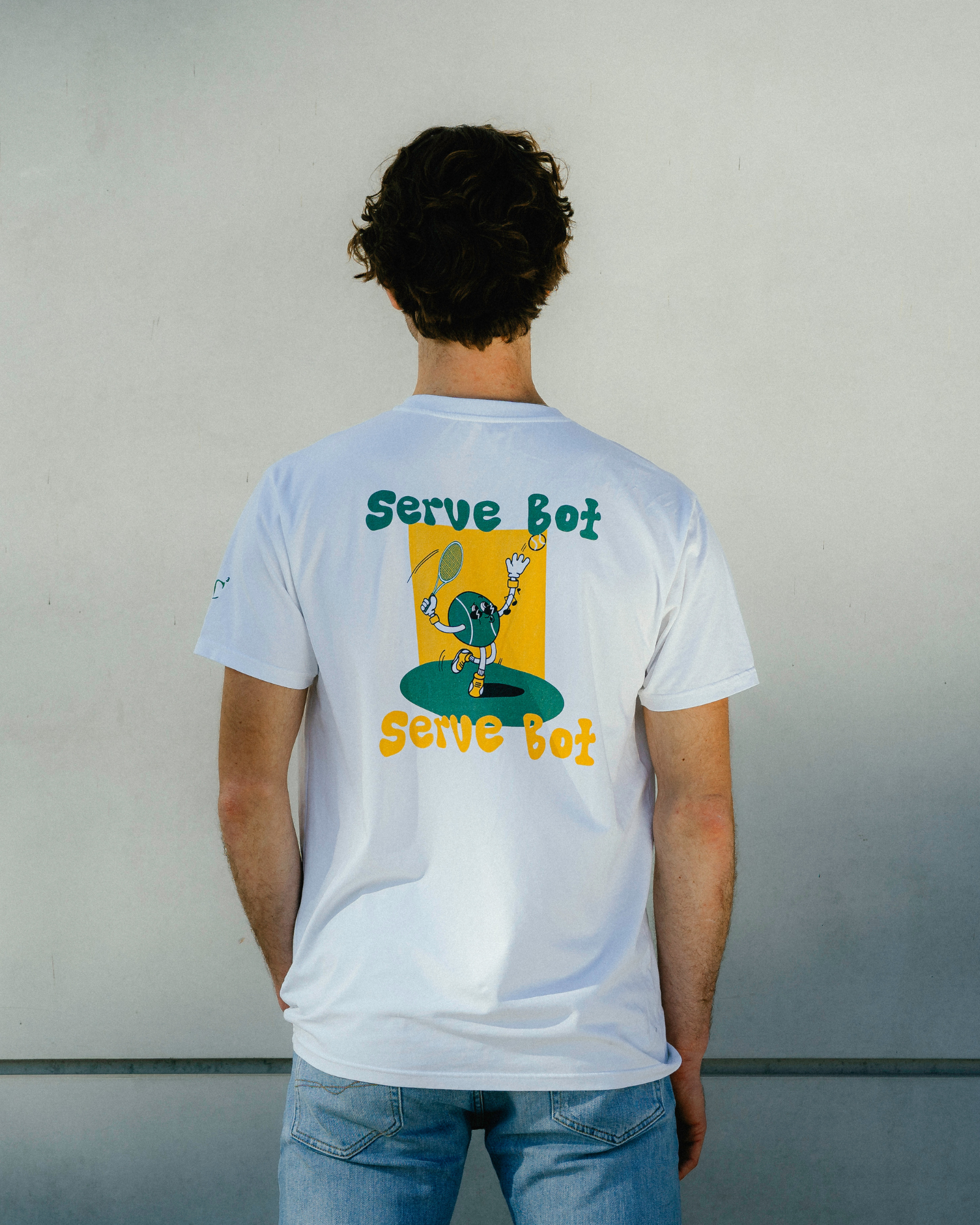 Serve Bot Tee getragen auf dem Tennisplatz