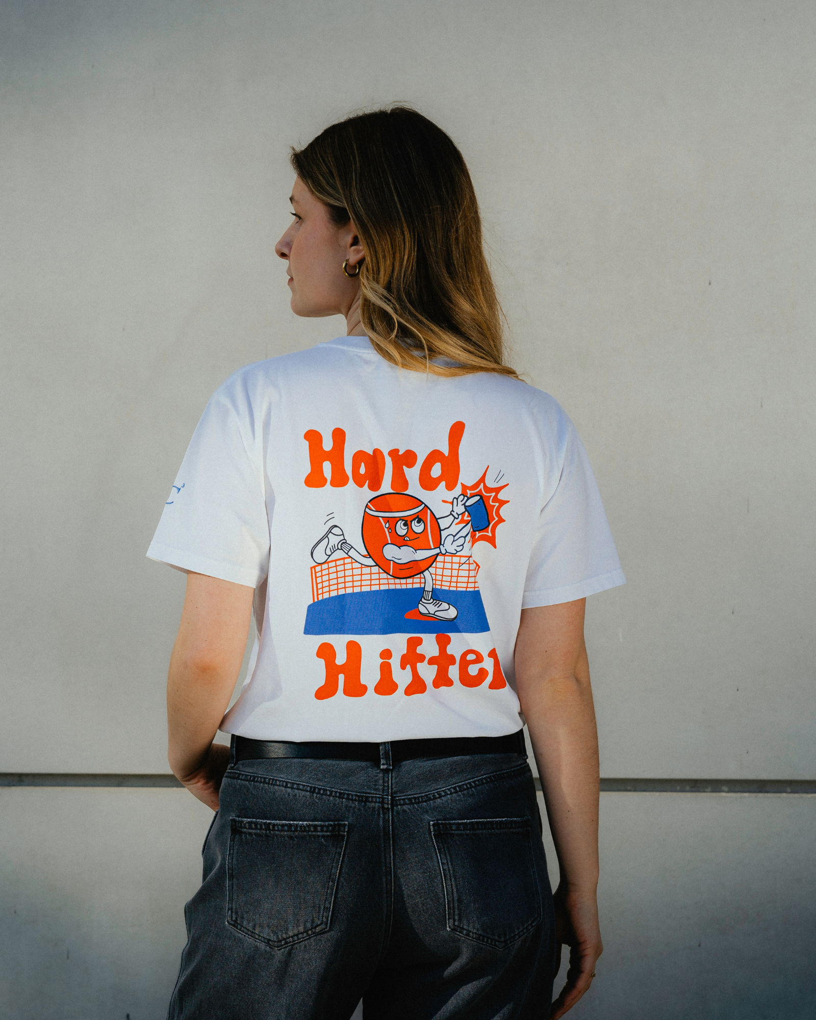 Hard Hitter Tee getragen auf dem Tennisplatz
