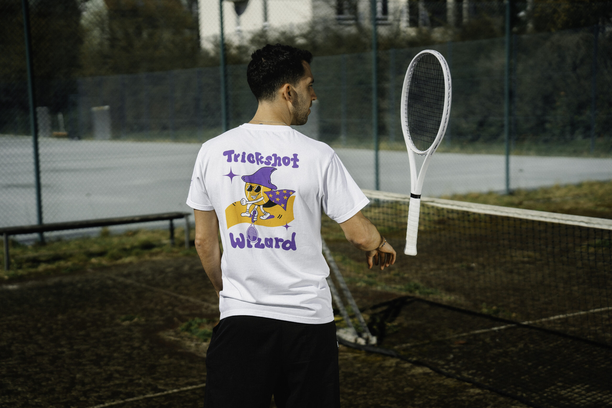Trickshot Wizard Tee Rückseite auf dem Tennisplatz