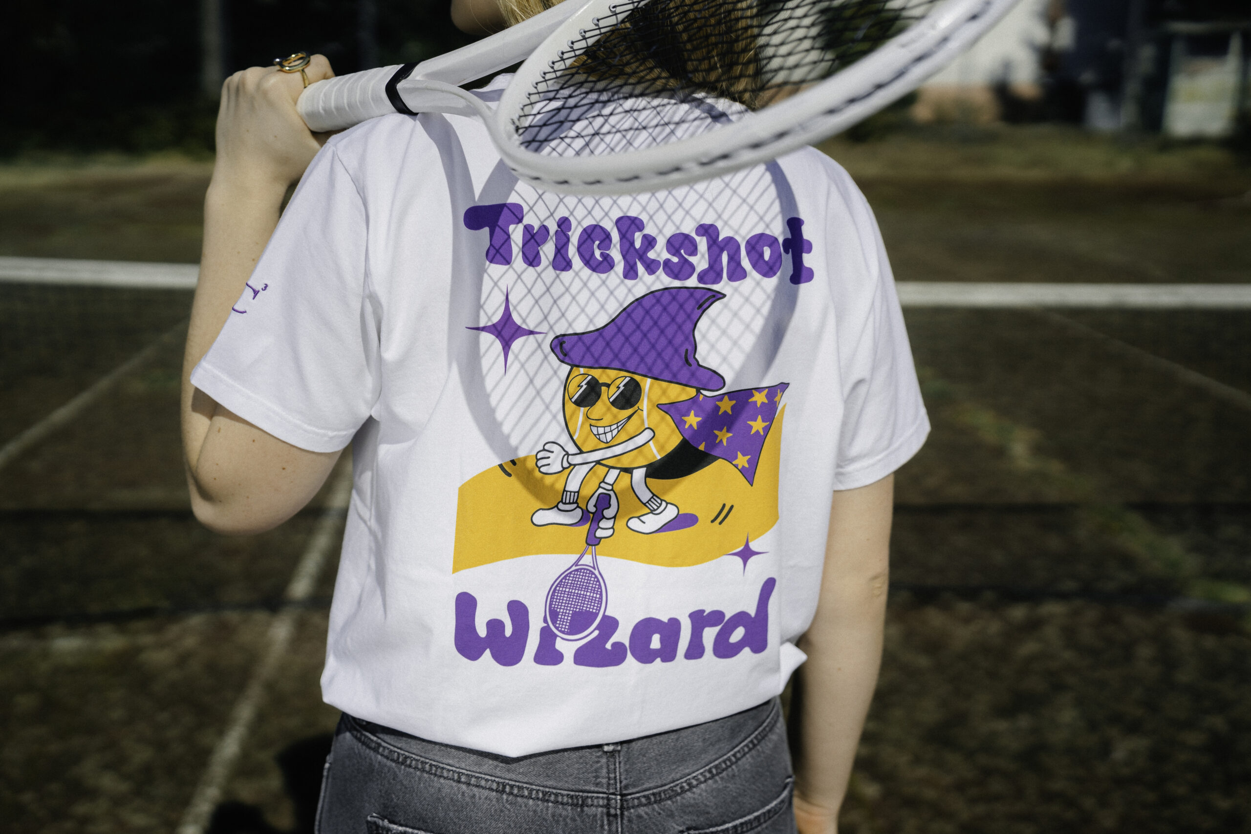 Trickshot Wizard Tee und Hard Hitter Tee auf dem Tennisplatz