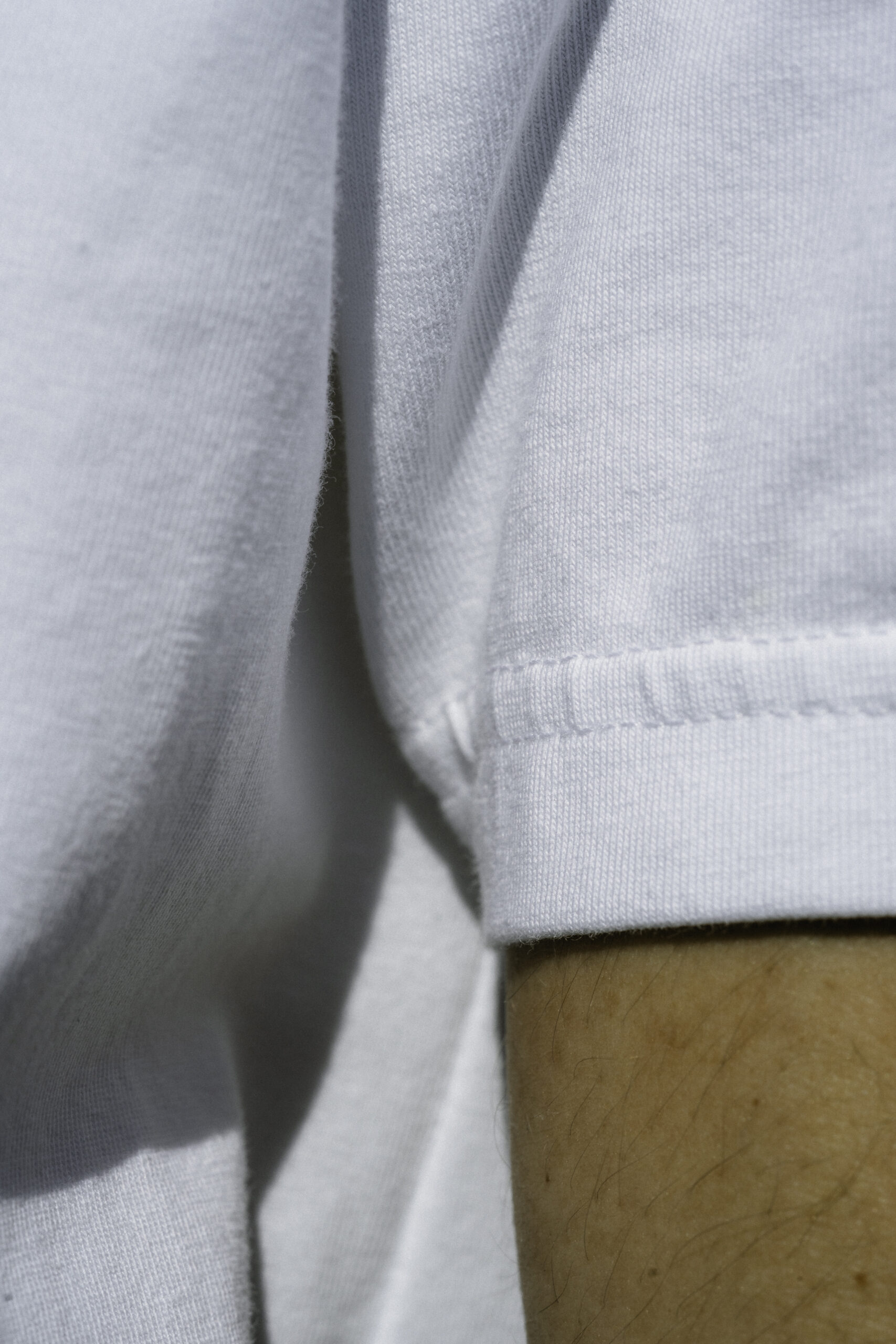 Detailaufnahme von Stoff und Ärmelnaht des Close Call Clothing T-Shirts